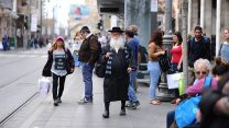 נוסעים ממתינים בתחנת הרכבת הקלה בירושלים (צילום: מנדי הכטמן / פלאש 90).