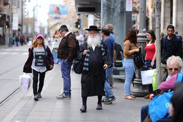 נוסעים ממתינים בתחנת הרכבת הקלה בירושלים (צילום: מנדי הכטמן / פלאש 90).