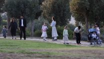 משפחה חרדית בטיילת בארמון הנציב (צילום: מרים אלסטר / פלאש 90).