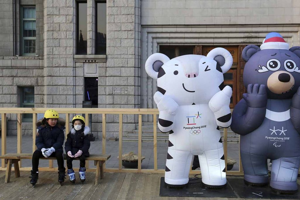פסלים של קמעות אולימפיאדת החורף והמשחקים הפראלימפיים 2018 שתתקיים בקוריאה הדרומית (AP Photo/Ahn Young-joon)