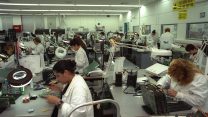 עובדי חברת ECI בשנת 1999 במפעל באופקים (צילום: אבי אוחיון / לע״מ).