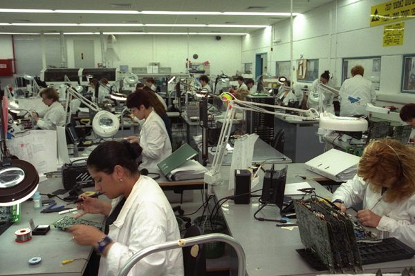 עובדי חברת ECI בשנת 1999 במפעל באופקים (צילום: אבי אוחיון / לע״מ).
