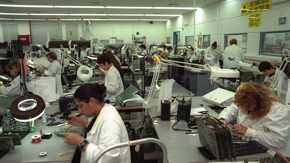 עובדי חברת ECI בשנת 1999 במפעל באופקים (צילום: אבי אוחיון / לע״מ).