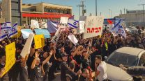 לוחמי אש בהפגנת ענק מחוץ לנציבות הכיבוי, 11 בינואר 2018. (צילום: יחצ)