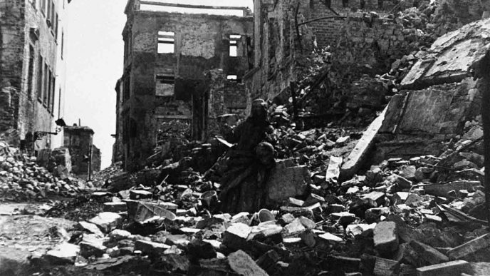 חורבות העיר ורשה לאחר מלחמת העולם השנייה (צילום: AP Photo)