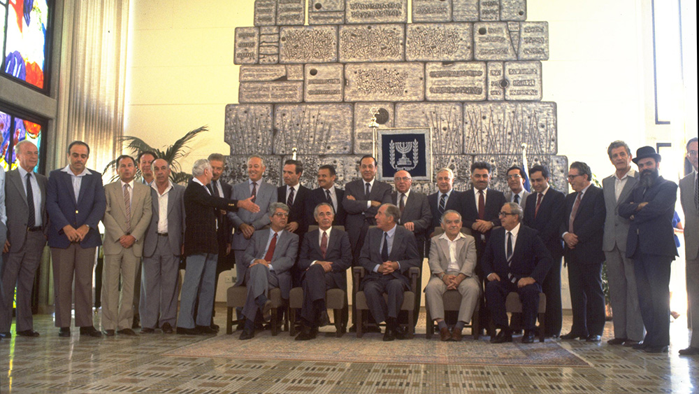 צילום משותף בבית נשיא המדינה בירושלים של הממשלה החדשה בראשות שמעון פרס, 1984 (צילום ארכיון: לע״מ)