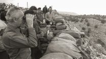 ראש הממשלה, שמעון פרס, ושר הבטחון, יצחק רבין, בעמדת תצפית במזרח רצועת הבטחון, דרום לבנון. 1984 (צילום: נתי הרניק / לע״מ).