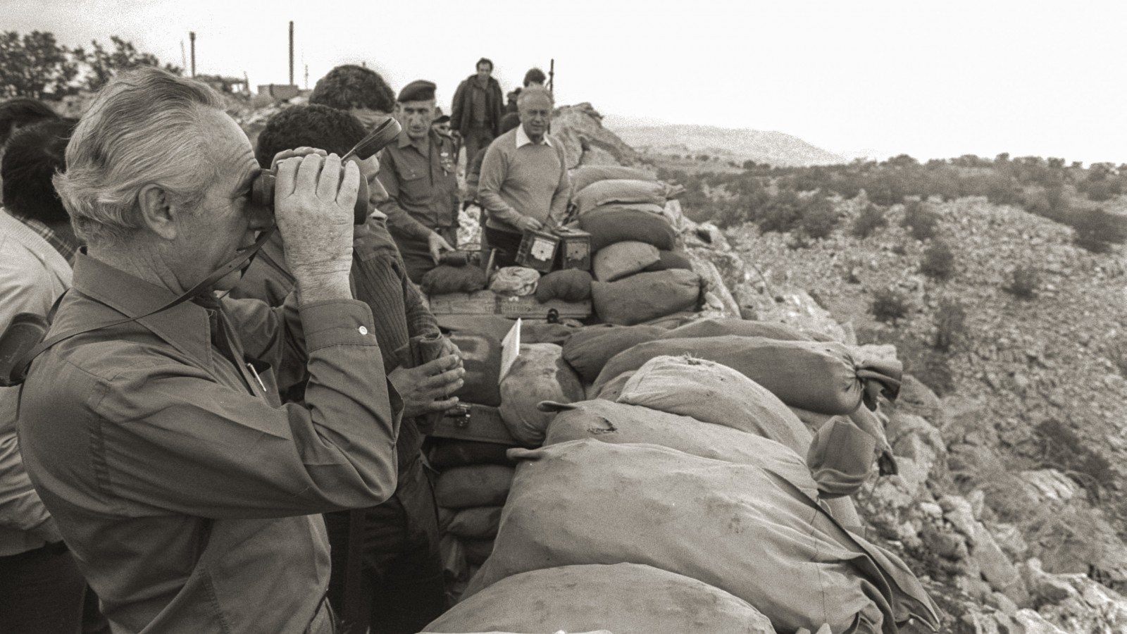 ראש הממשלה, שמעון פרס, ושר הבטחון, יצחק רבין, בעמדת תצפית במזרח רצועת הבטחון, דרום לבנון. 1984 (צילום: נתי הרניק / לע״מ).