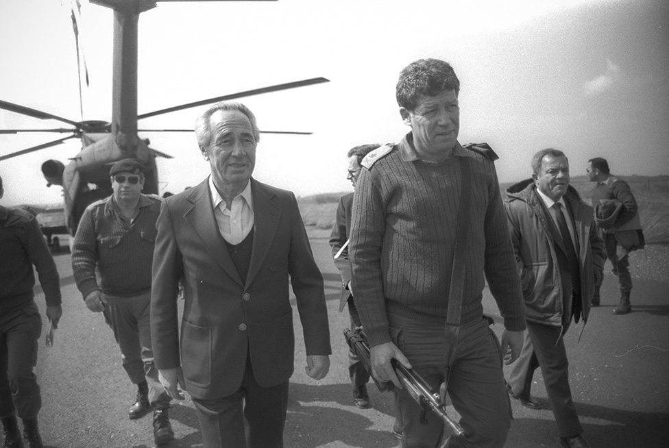 ראש הממשלה שמעון פרס, מלווה על ידי אלוף פיקוד צפון אורי אור, מסייר ביישובי רמת הגולן בשנת 1986 (צילום ארכיון: לע״מ)