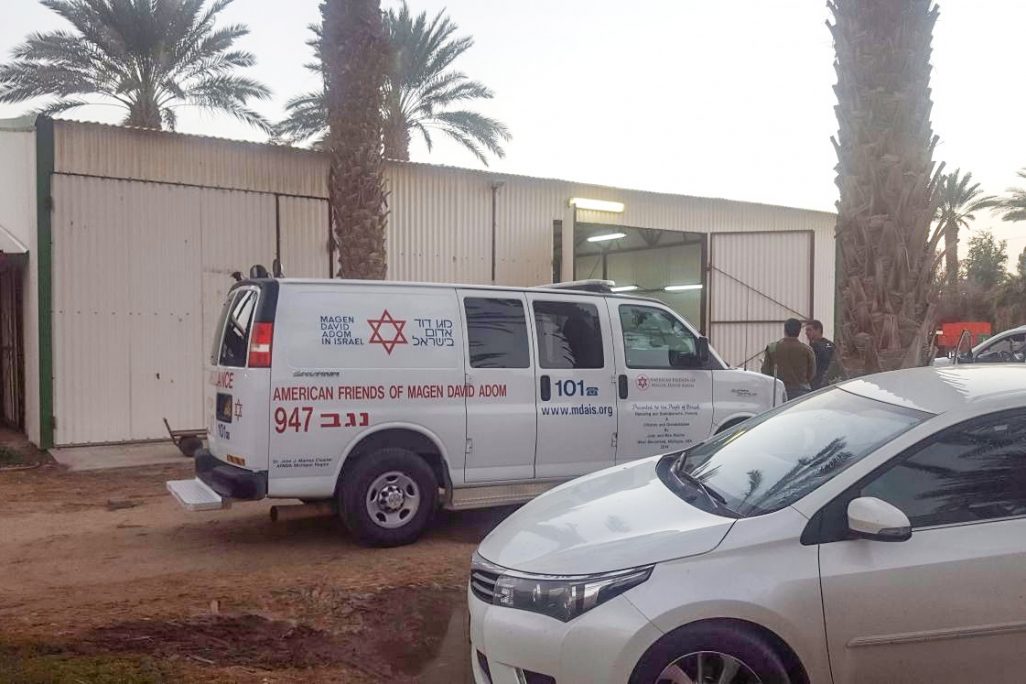 הרוג במפעל אריזה בעין יהב (צילום: מד"א). הרוג במפעל אריזה בעין יהב (צילום: מד"א).