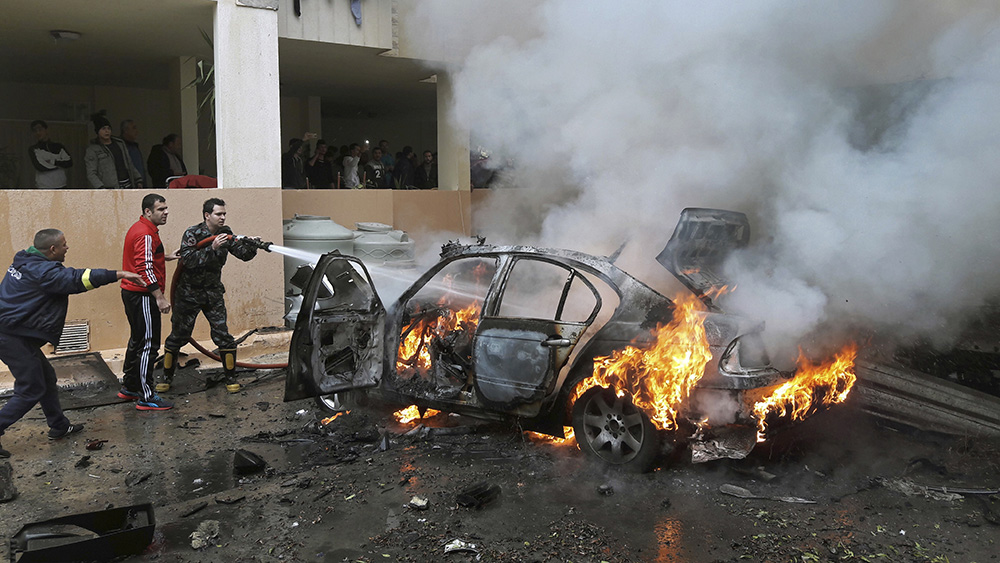 לוחמי אש לבנוניים מכבים מכונית בוערת שפוצצה בצידון (צילום: AP Photo/Mohammed Zaatari).