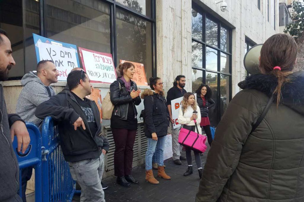 הפגנת עובדי חסות הנוער מול בין הדין לעבודה בתל אביב (צילום: טל כרמון)