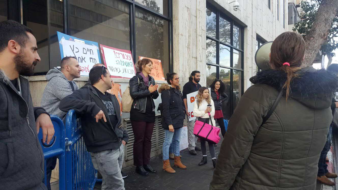 הפגנת עובדי חסות הנוער מול בין הדין לעבודה בתל אביב (צילום: טל כרמון)