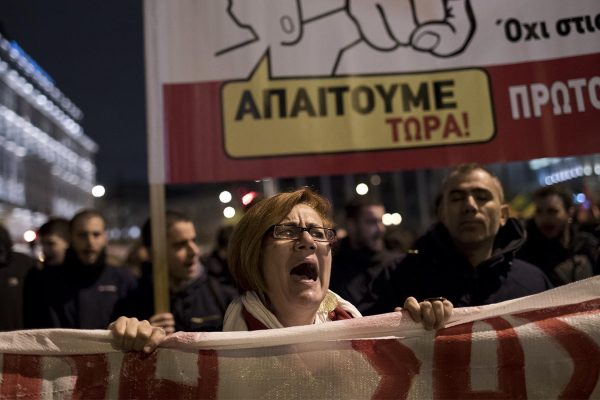 מפגינים מחוץ לפרלמנט היווני 15 בינואר 2018 (AP Photo/Petros Giannakouris)