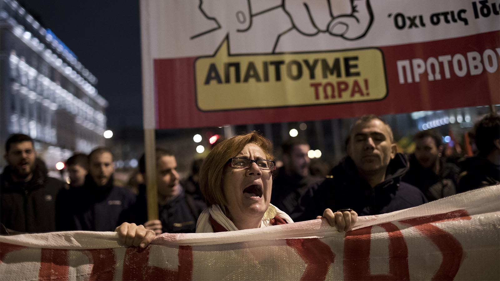 מפגינים מחוץ לפרלמנט היווני 15 בינואר 2018 (AP Photo/Petros Giannakouris)