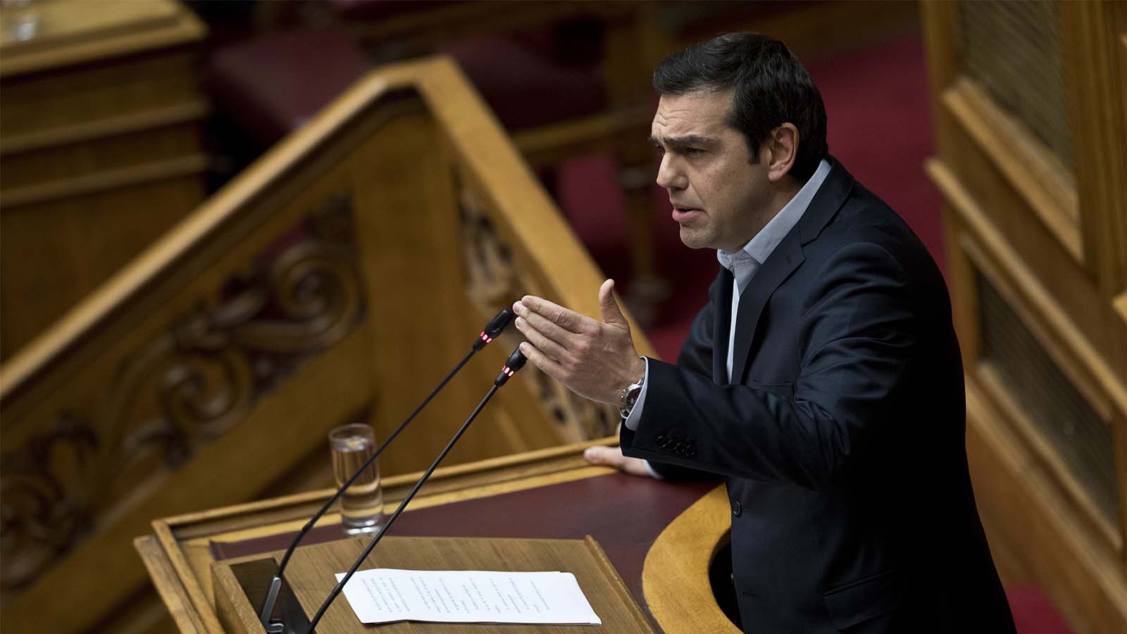 ראש ממשלת יוון אלכסיס ציפרס נואם בפרלמנט 15 בינואר 2018 (AP Photo/Petros Giannakouris)