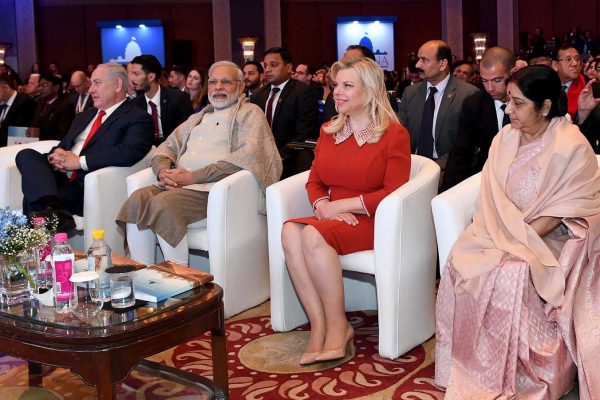 ראש הממשלה בנימין נתניהו ורעייתו שרה, יחד עם ראש ממשלת הודו נרנדרה מודי בכנס Raisina Dialogue בניו דלהי בהשתתפות ראש ממשלת הודו נרנדרה מודי (אבי אוחיון, לע"מ)