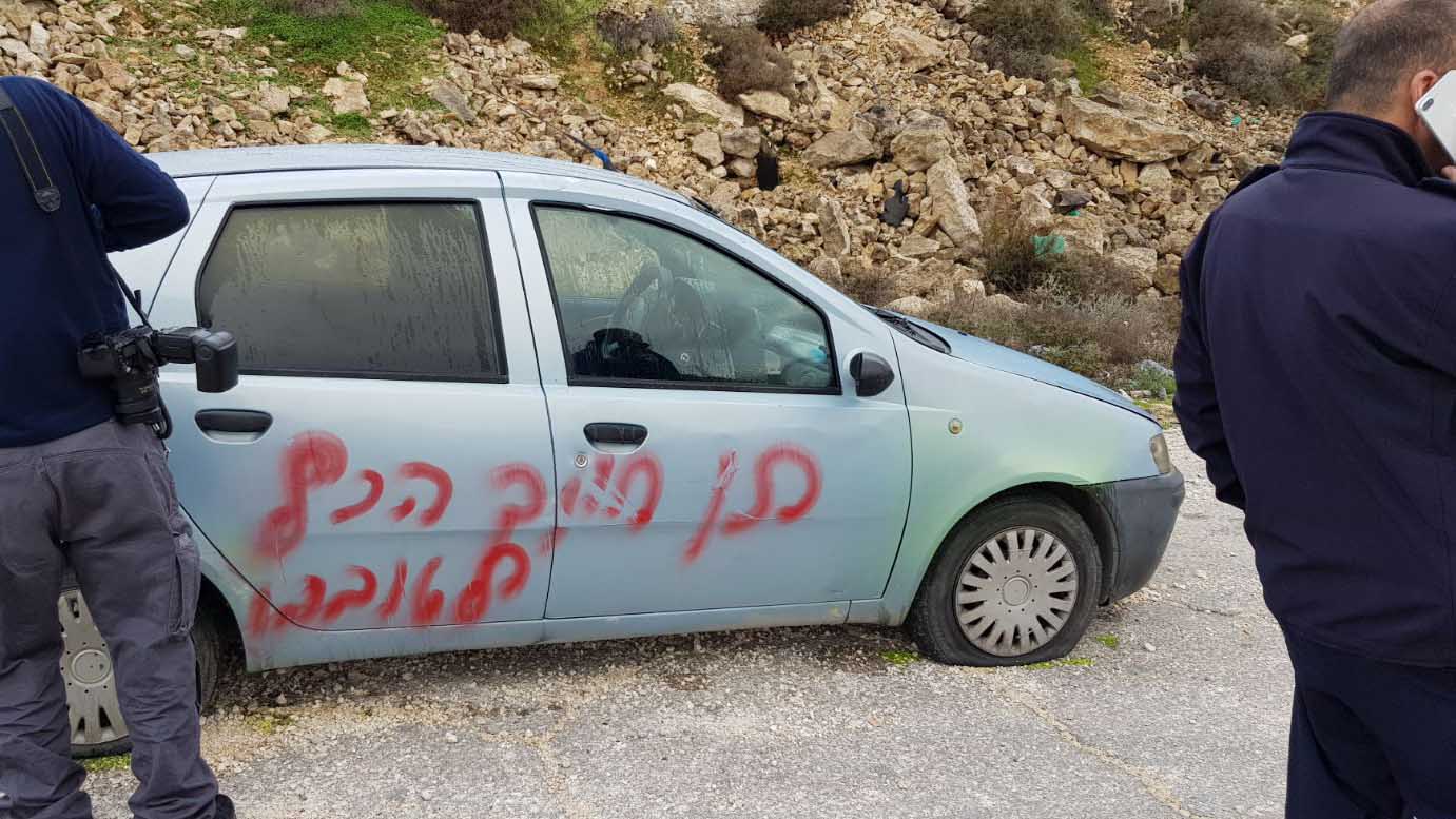 ריסוס כתובות באמצעות ספריי צבע על מספר כלי רכב חונים בכניסה לכפר בית איכסא. (צילום: דוברות המשטרה)