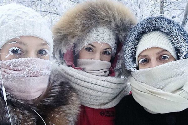 נשים מצולמות כאשר ריסיהן קפואים במהלך גל הקור במחוז יקוצק ברוסיה, 14 בינואר 2018 (sakhalife.ru photo via AP)