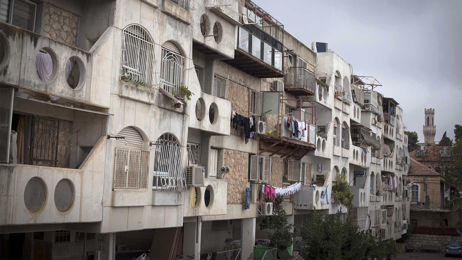 בניין שיכונים בשכונת מוסררה בירושלים (צילום: ליאור מזרחי / פלאש 90).