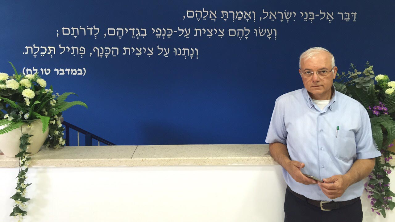 שלמה אברהמי בכניסה למרכז המבקרים (צילום: עידן אסלן)