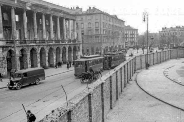 חומת גטו ורשה (צילום: Knobloch, Ludwig wikimedia commons)