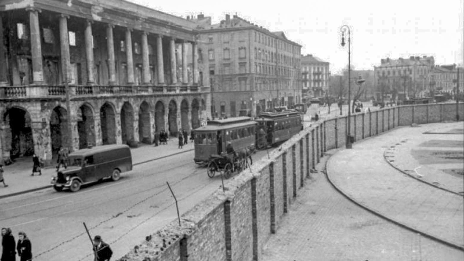 חומת גטו ורשה (צילום: Knobloch, Ludwig wikimedia commons)