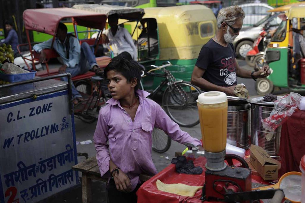 עבודת ילדים בסקטור הבלתי פורמלי בהודו (צילום: AP Photo/Tsering Topgyal)