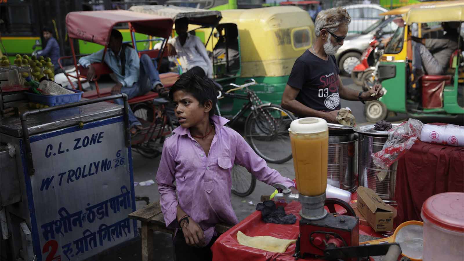 עבודת ילדים בסקטור הבלתי פורמלי בהודו (צילום: AP Photo/Tsering Topgyal)