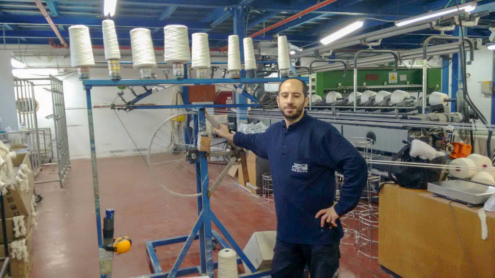 אדיר בן יוסף במפעל משכן התכלת להכנת טליתות בבאר שבע (צילום: יעל אלנתן)