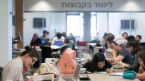 סטודנטים לומדים בספרייה (מרים אלסטר / פלאש90)