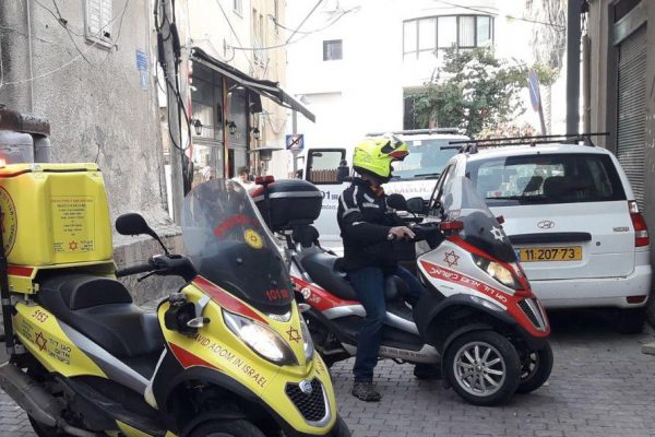 המקום בו נמצאה גופת האישה בת"א. צילום: מד"א