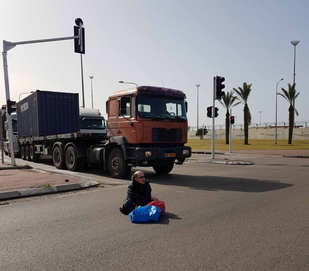פעילי מאבק הנכים חוסמים את הכניסה לנמל אשדוד, 22 בינואר 2018 (צילום: מטה מאבק הנכים)