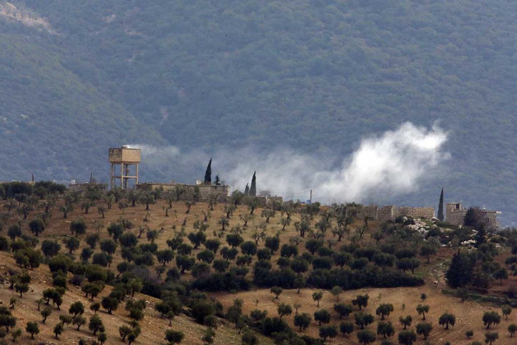 עשן מיתמר מעל כפר בפאתי סוריה, בתוך תחומי המובלעת עפרין, לאחר הפגזה של הצבא הטורקי. התמונה צולמה ב-21 לינואר משטח טורקיה. (AP Photo/Lefteris Pitarakis)