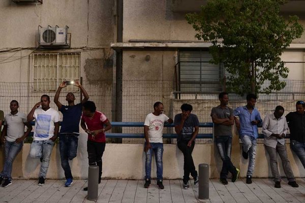 צעירים אפריקאים בדרום תל-אביב. ארכיון - למצולמים אין קשר לכתבה (צילום: תומר נויברג / פלאש 90).