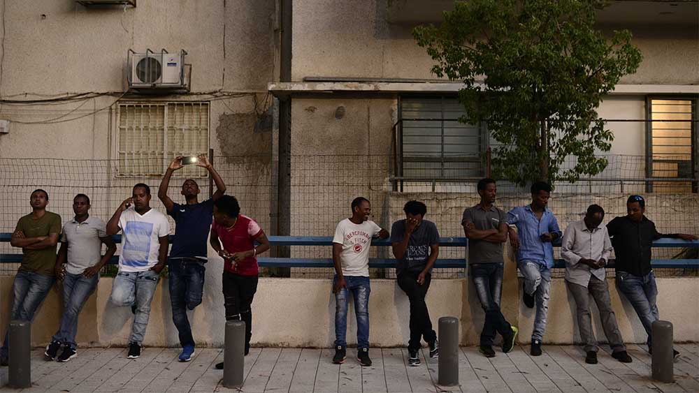 צעירים אפריקאים בדרום תל-אביב (צילום: תומר נויברג / פלאש 90).