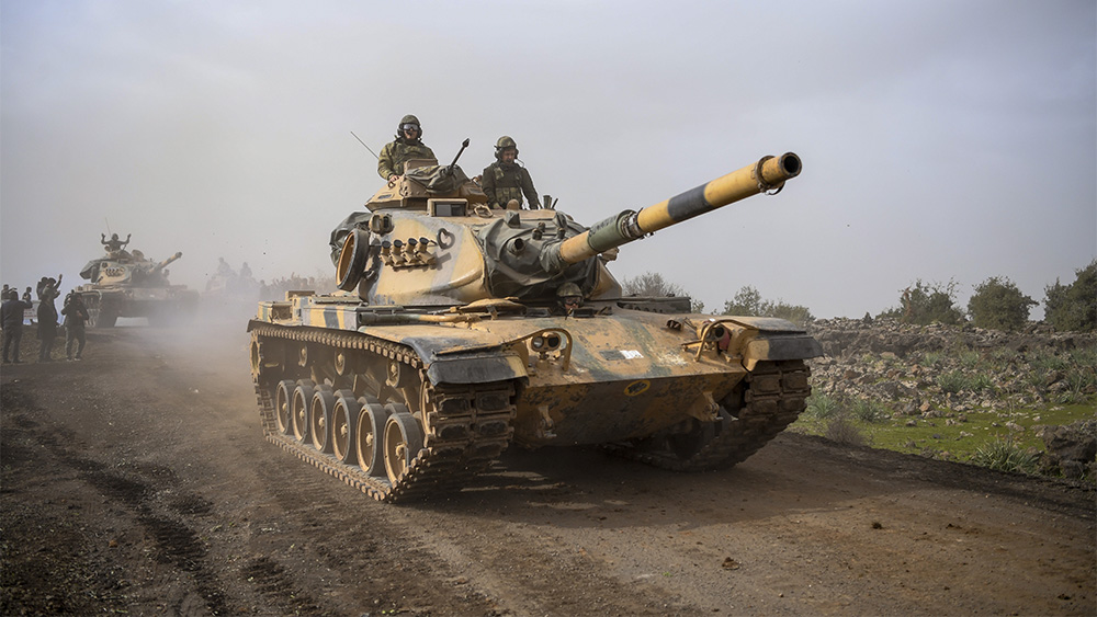 טנק טורקי במבצע צבאי בעפרין, סוריה (צילום: AP Photo).