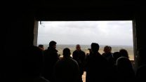 שר האוצר וכתבים במרפסת של דירת מחיר למשתכן בשדרות צופה לכיוון רצועת עזה (צילום: עמר כהן)