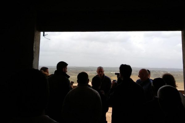 שר האוצר וכתבים במרפסת של דירת מחיר למשתכן בשדרות צופה לכיוון רצועת עזה (צילום: עמר כהן)