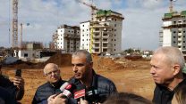 השרים גלנט וכחלון ויושב הראש לשעבר של מטה הדיור אביגדור יצחקי בראשון לציון (צילום: עמר כהן)