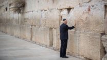 סגן נשיא ארה״ב מייק פנס ברחבת הכותל, 23 לינואר 2018 (יונתן זינדל / פלאש90)