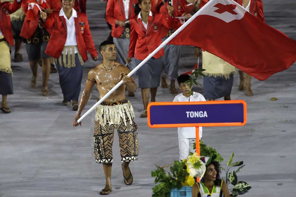 פיטה טאופטופואה צועד עם דגל טונגה בטקס פתיחת אולימפיאדת ריו. איזו הפתעה הוא מתכנן בטוקיו? (AP Photo/Matt Slocum)