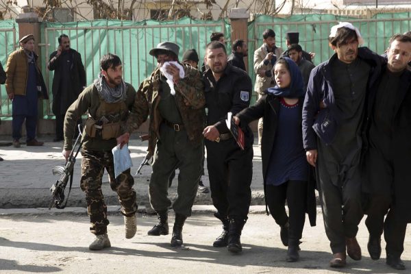פינוי פצועים מזירת פיגוע ההתאבדות בקאבול, בירת אפגניסטן, 27 בינואר 2018. (צילום: AP Photo/Massoud Hossaini)