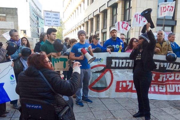 הפגנות נגד הרחבת בז״ן בחיפה (צילום: מגמה ירוקה).