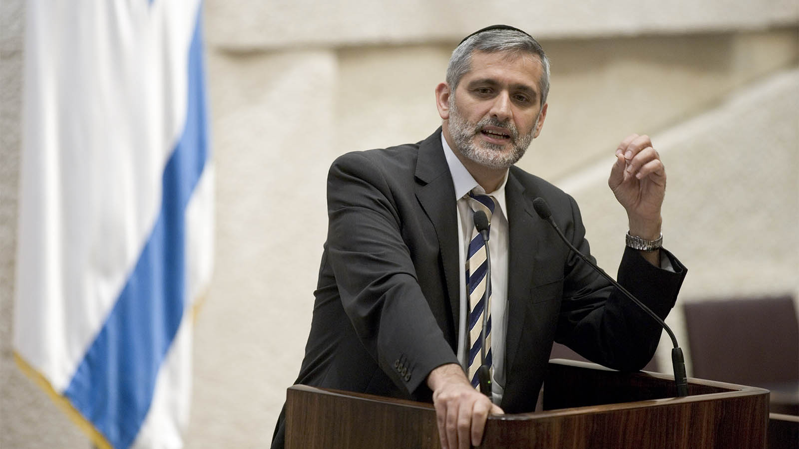אלי ישי, שר הפנים לשעבר נואם במליאת הכנסת. 16 בנובמבר 2009 (צילום: אביר סולטן/ פלאש90)