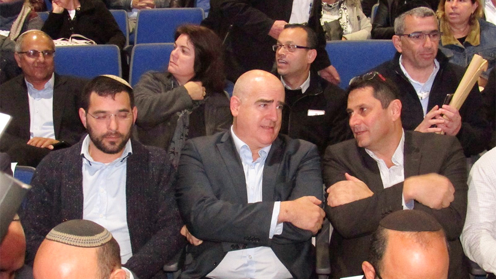 במרכז &#8211; עדיאל שומרון, מנכ״ל רשות מקרקעי ישראל בטקס חתימה על הסכם גג בדימונה (צילום: קולמן פודהורצר).