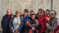 ועד עובדות הנקיון של אוניברסיטת תל-אביב מחוץ לבית הדין האזורי לעבודה, 28 ינואר 2018. משמאל בתיה חדד, ושלישית משמאל נציגת הוועד בתיה בוטבול, שתיהן מרואיינות בכתבה. "הגיע הזמן שיבינו שאנחנו אולי עובדי ניקיון אבל אנחנו עובדים שוטף, יודעים מה מגיע לנו, ושהם יזהרו" אמרה לנו בוטבול. (צילום: עמר כהן)