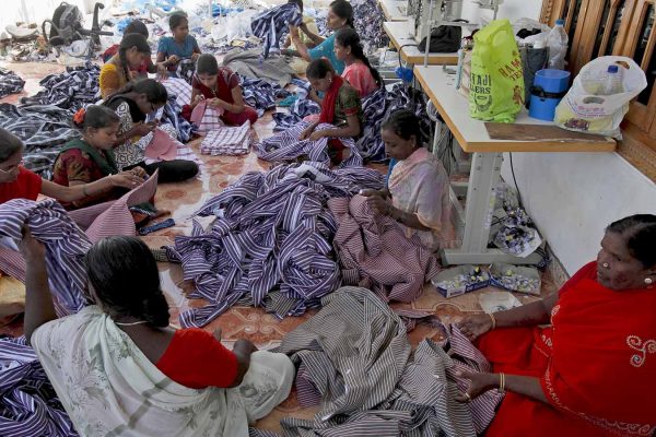 תופרות במפעל בגדים בהודו, למצולמות אין קשר לכתבה  (AP Photo/Mahesh Kumar A)