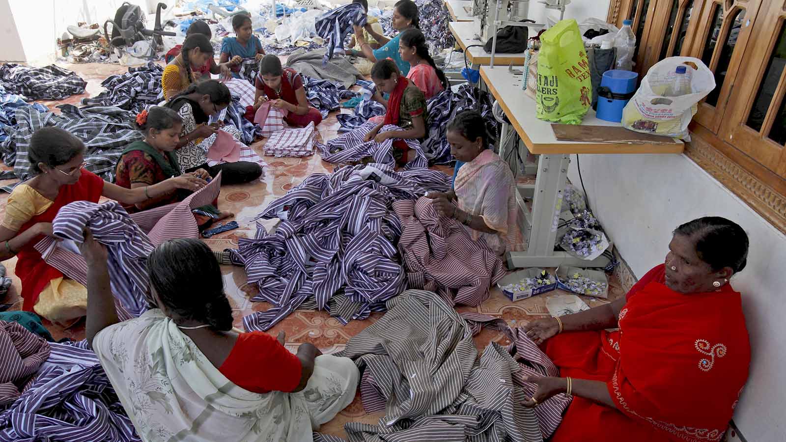 תופרות במפעל בגדים בהודו, למצולמות אין קשר לכתבה (AP Photo/Mahesh Kumar A)