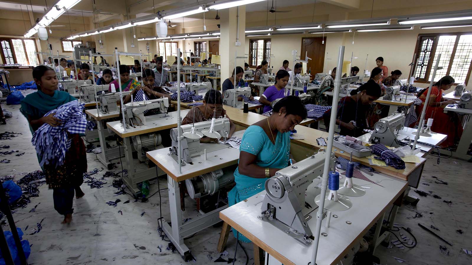 פועלות במפעל טקסטיל בהודו. למצולמות אין קשר לכתבה  (AP Photo/Mahesh Kumar A)